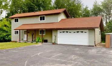 3 Bedrooms Bedrooms, ,2 BathroomsBathrooms,Residential,1944 Surf Dr NE, Solon, Iowa 52333,202504049