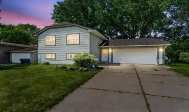 4 Bedrooms Bedrooms, ,2 BathroomsBathrooms,Residential,5812 Thornwood Ave, Davenport, Iowa 52806,202504054