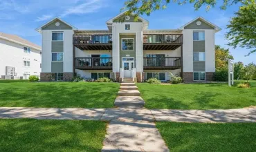 2 Bedrooms Bedrooms, ,1 BathroomBathrooms,Residential,6410 Creekside Dr NE #9, Cedar Rapids, Iowa 52402,202501299