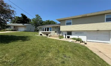 4 Bedrooms Bedrooms, ,2 BathroomsBathrooms,Residential,705 Grant Wood, Cedar Rapids, Iowa 52403,2504623