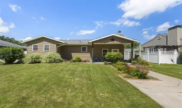 3 Bedrooms Bedrooms, ,2 BathroomsBathrooms,Residential,621 Broadway St, West Burlington, Iowa 52655,202504250