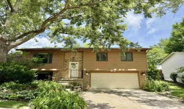 2 Bedrooms Bedrooms, ,2 BathroomsBathrooms,Residential,104 Oberlin St, Iowa City, Iowa 52245,202504422