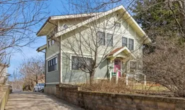3 Bedrooms Bedrooms, ,2 BathroomsBathrooms,Residential,918 Washington St, Iowa City, Iowa 52240,202504679