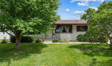 2 Bedrooms Bedrooms, 7 Rooms Rooms,2 BathroomsBathrooms,Residential,203 C, Hiawatha, Iowa 52233,2506295