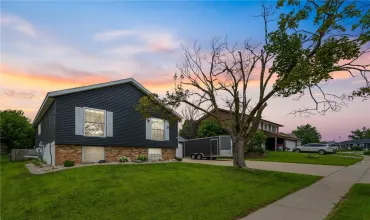 4 Bedrooms Bedrooms, 9 Rooms Rooms,3 BathroomsBathrooms,Residential,4325 Orchard, Cedar Rapids, Iowa 52405,2506400