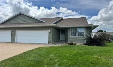4 Bedrooms Bedrooms, 7 Rooms Rooms,3 BathroomsBathrooms,Residential,3690 Deer Valley, B, Marion, Iowa 52303,2506531