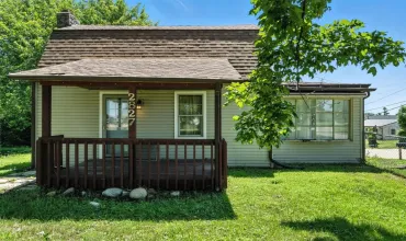 2 Bedrooms Bedrooms, 0 ,2 BathroomsBathrooms,Residential,2827 Wilson, Cedar Rapids, Iowa 52404,2506630