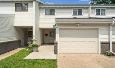 3 Bedrooms Bedrooms, 1340 Rooms Rooms,1 BathroomBathrooms,Residential,51 29th Avenue Dr, 9, Cedar Rapids, Iowa 52404,2506683