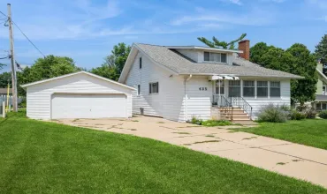4 Bedrooms Bedrooms, 9 Rooms Rooms,1 BathroomBathrooms,Residential,435 Forest, Cedar Rapids, Iowa 52403,2506702