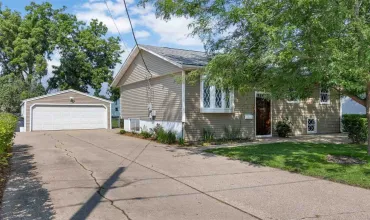 4 Bedrooms Bedrooms, 0 ,1 BathroomBathrooms,Residential,5630 Briarwood St SW, Cedar Rapids, Iowa 52404,202504966