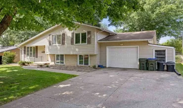 4 Bedrooms Bedrooms, 0 ,2 BathroomsBathrooms,Residential,907 Talwrn Ct, Iowa City, Iowa 52246,202505070